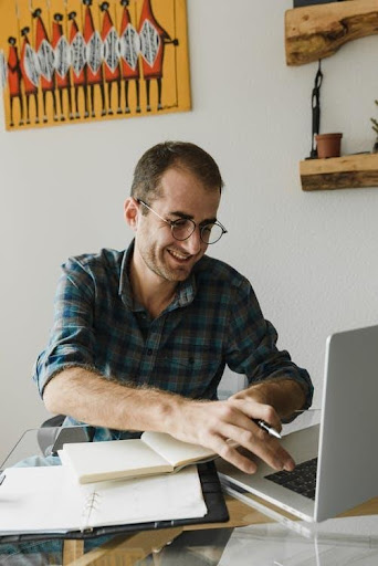 guy_picture_desk_laptop.jpeg